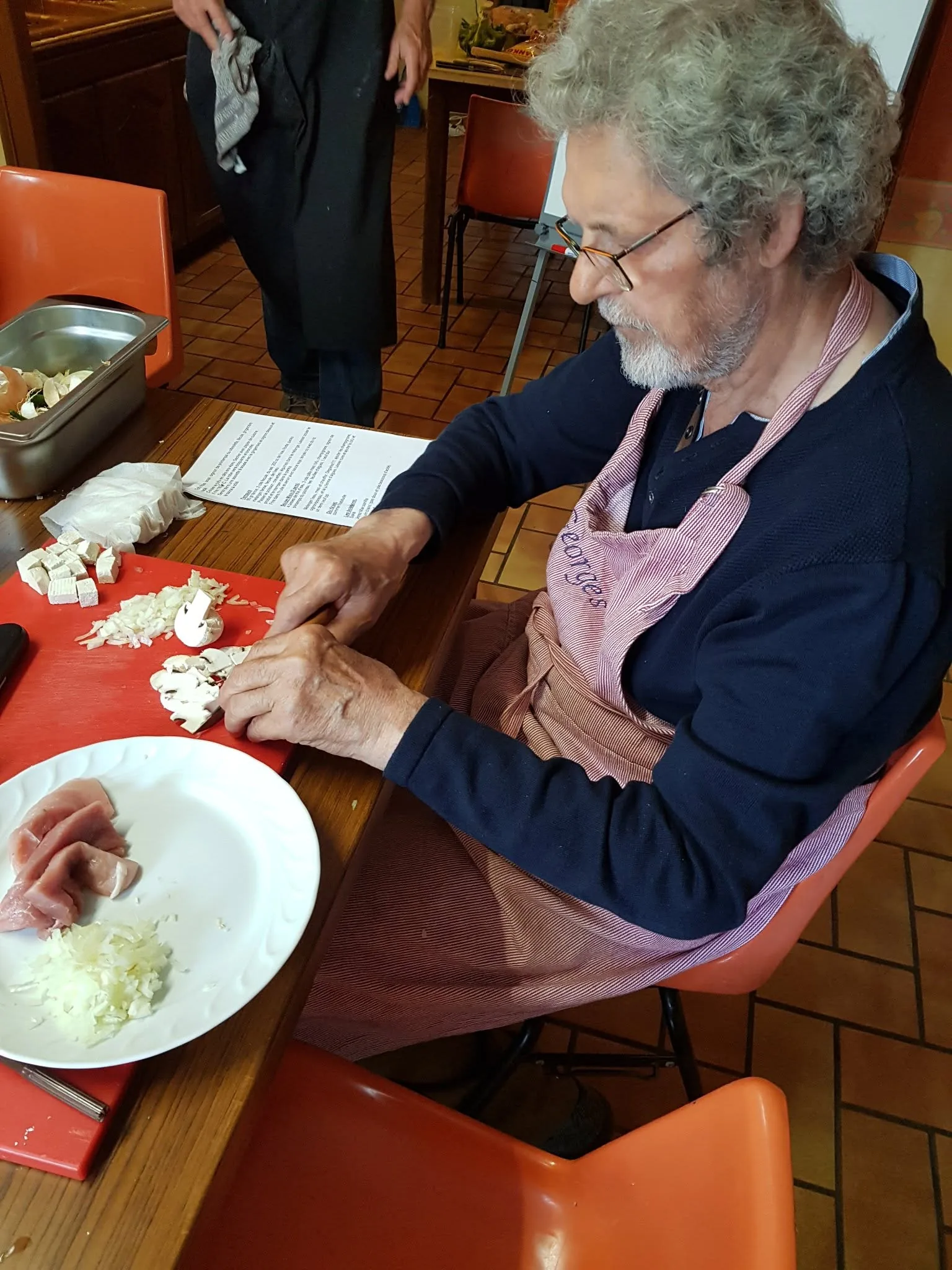 Atelier cuisine avec préparation autour d'une table