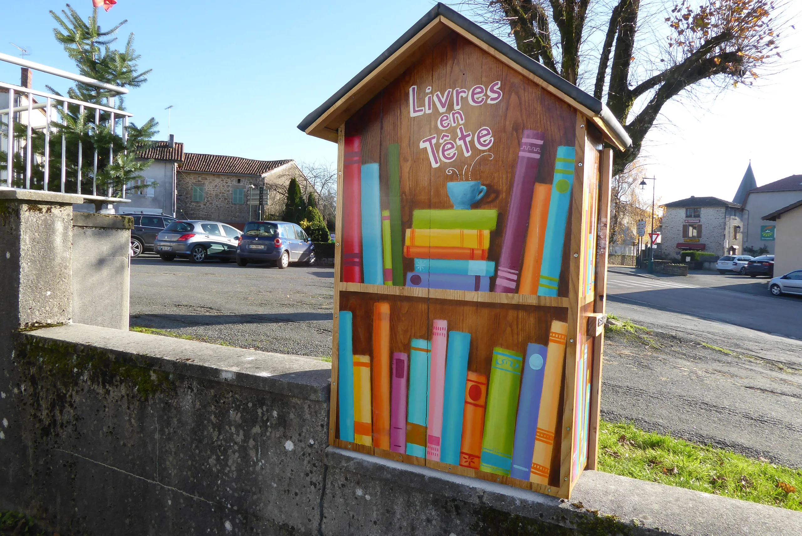 Décor peint au dos de la boîte à livres Livres en Tête