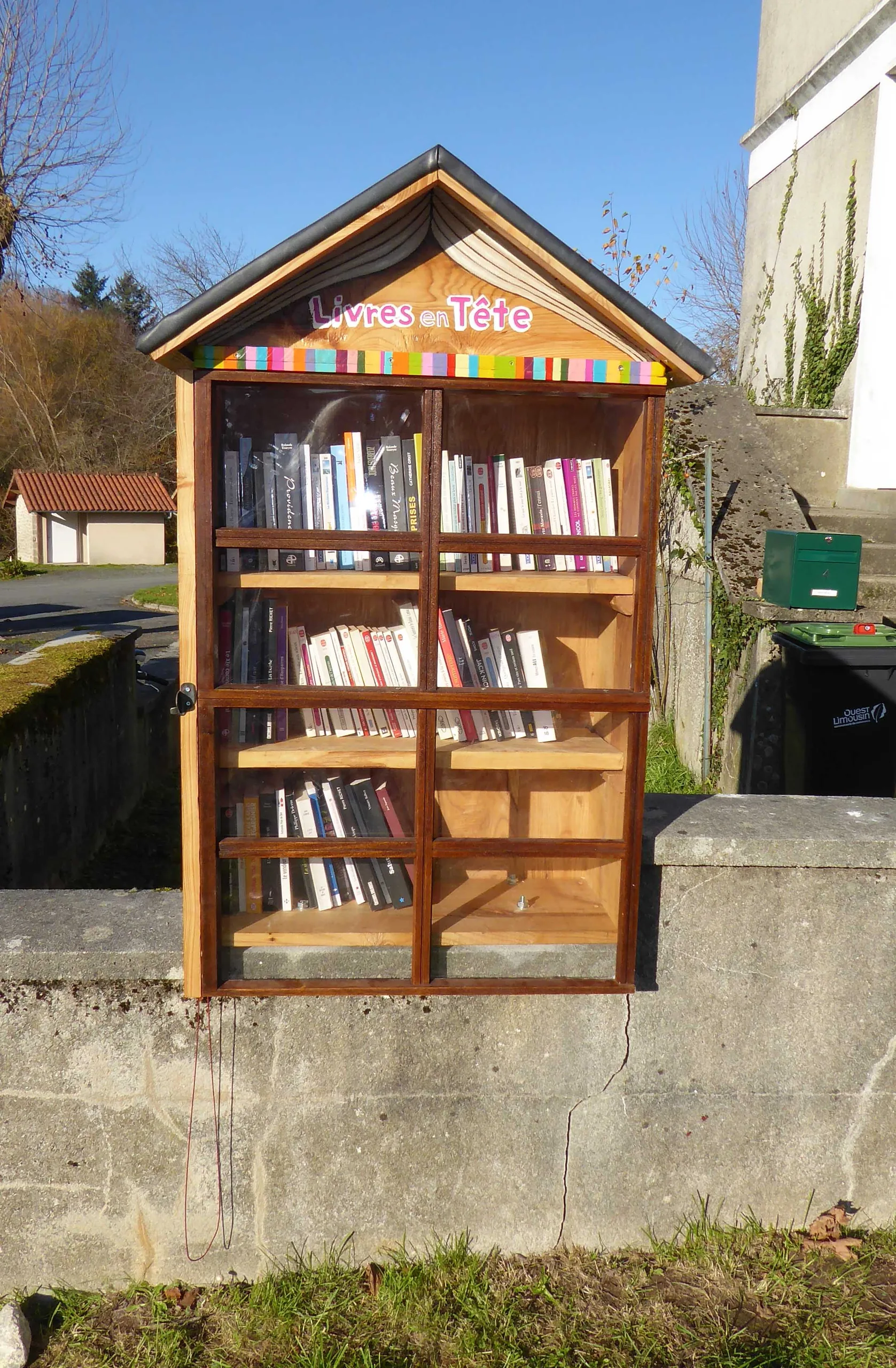 Boîte à livres Livres en Tête installée près de la Poste
