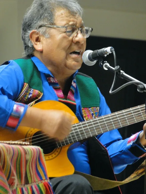 Musicien des Andes chantant et jouant de la guitare